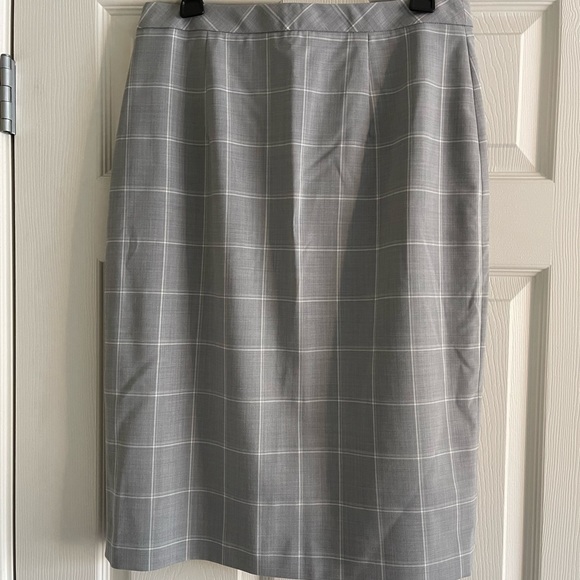 Banana Republic Below Knee Pencil Skirt in Gray (size 8) - Picture 3 of 8